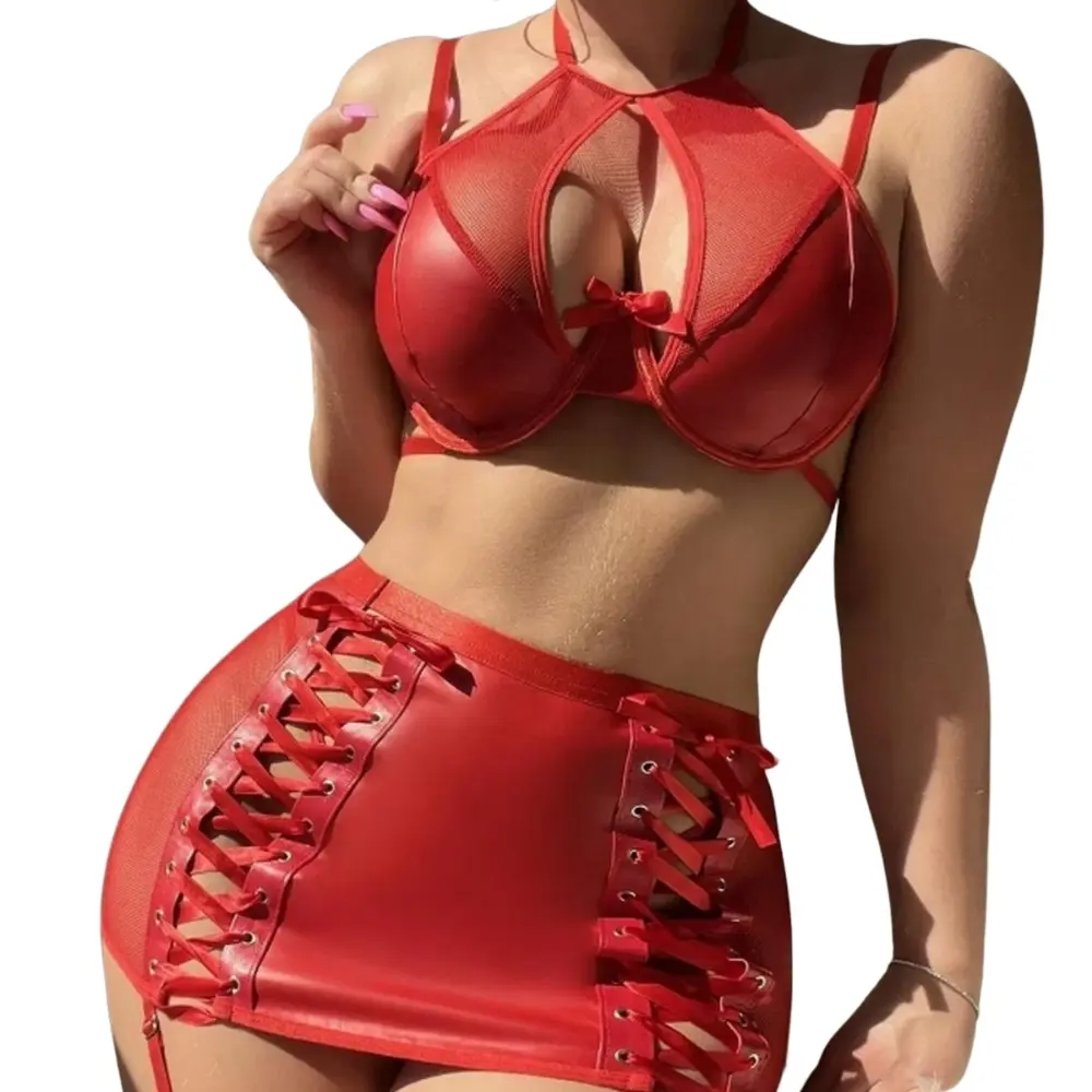 Lessecretsdelea_electra_ensemble_simili_cuir_rouge_string_jupe_bas_résille_Image_Carrousel3.webp
