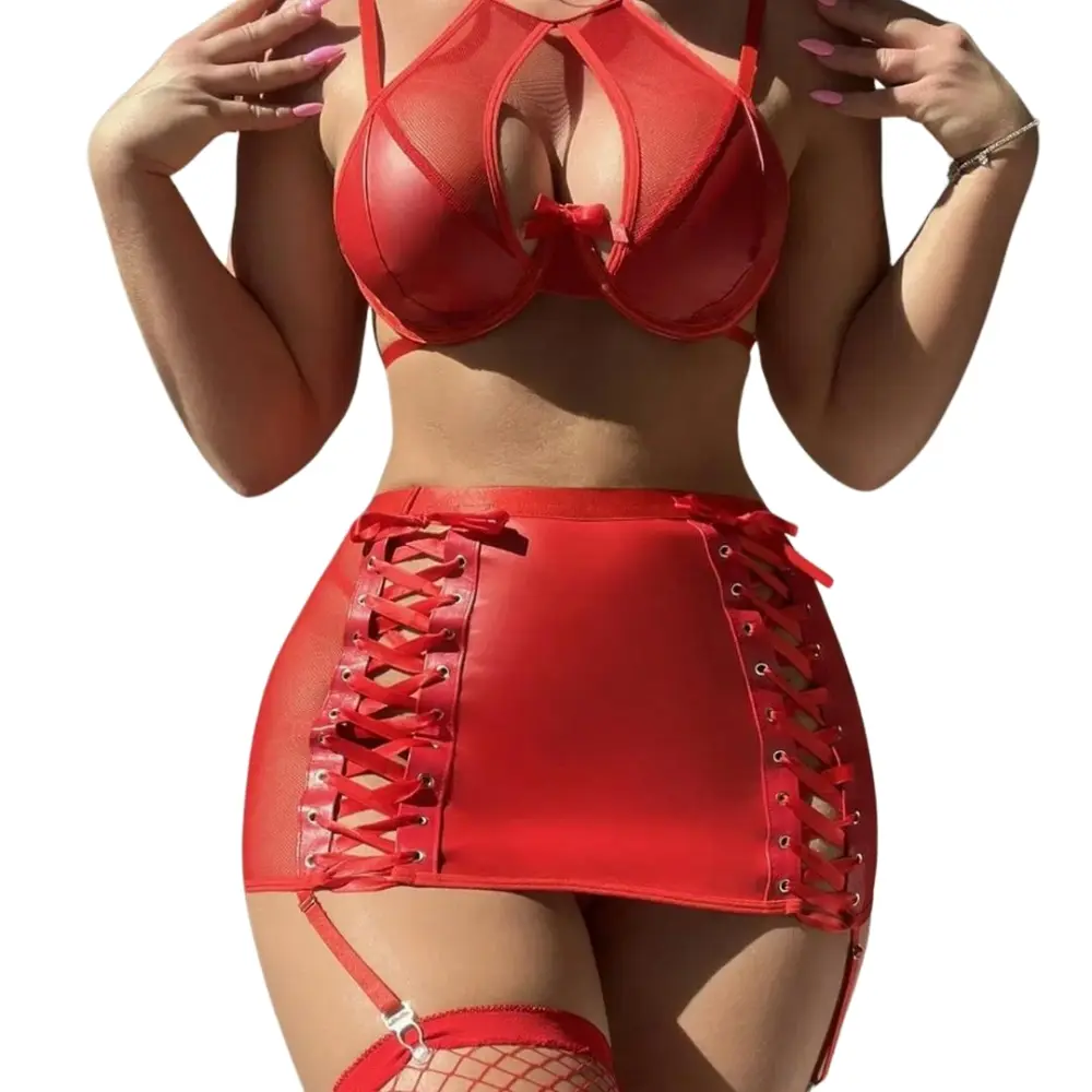 Lessecretsdelea_electra_ensemble_simili_cuir_rouge_string_jupe_bas_résille_Image_Carrousel1.webp